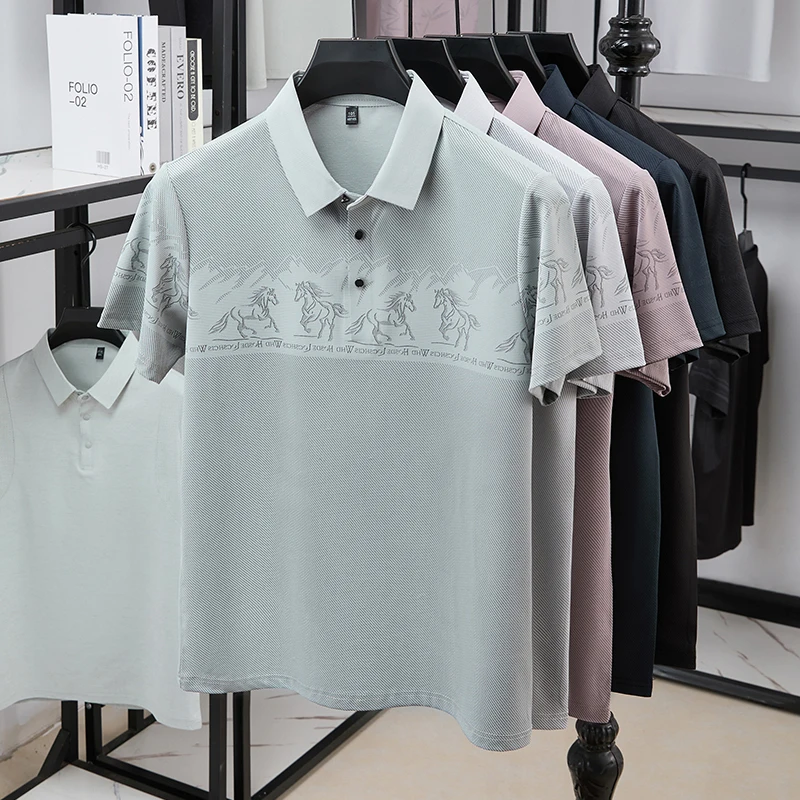 Polo Shirt Equestrian - เสื้อโปโลชายพิมพ์ลายขี่ม้าครึ่งตัว ผ้าลายทาง ทรงเข้ารูป ระบายอากาศได้ดี เหมาะสำหรับการเดินทาง งานสังสรรค์
